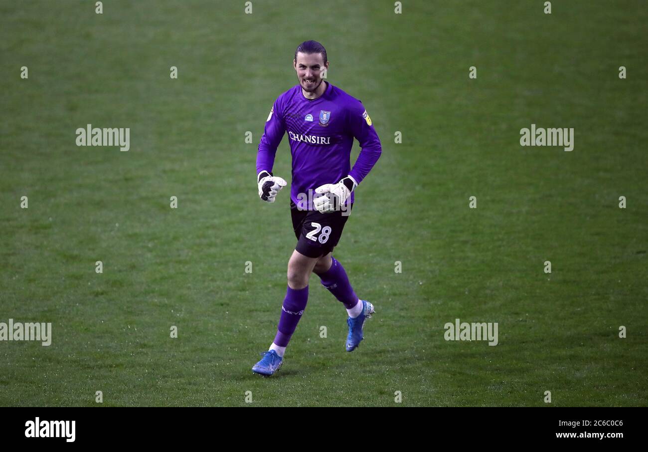 Joe Wildsmith, portiere del mercoledì di Sheffield, celebra il primo gol del suo fianco del gioco segnato da Jacob Murphy durante la partita del campionato Sky Bet a Hillsborough, Sheffield. Foto Stock