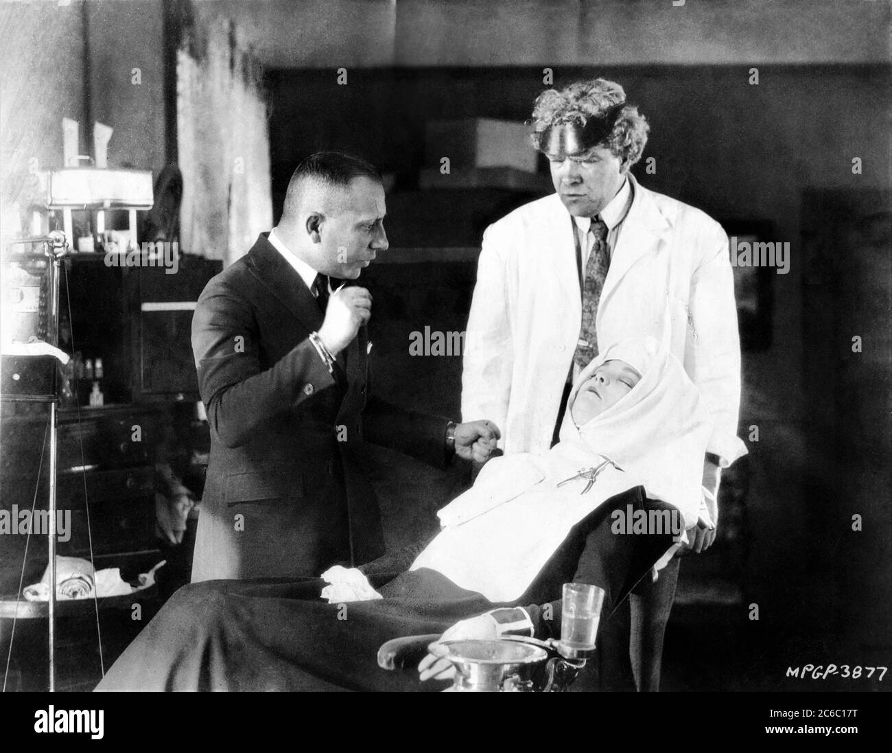 ERICH von STROHEIN dirige GIBSON GOWLAND e ZASU PITTS sul set candid filmare AVIDITÀ 1924 regista ERICH von STROHEIM romanzo McTeague di Frank Norris adattamento schermo / scenario Erich von Stroheim e giugno Mathis Metro Goldwyn Pictures Corporation Foto Stock