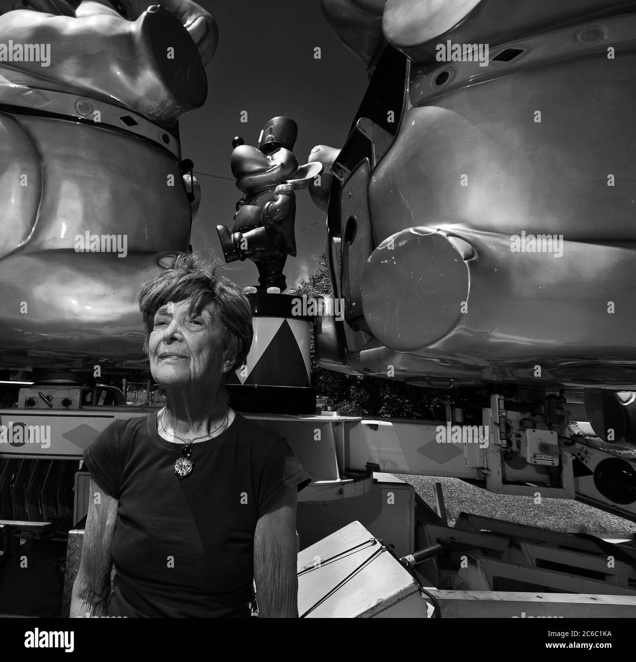 Santa Fe, New Mexico, Stati Uniti. 2 agosto 2011. Viaggio a Homelake Colorado in auto da Albuquerque a Monte Vista Colorado con mia madre SUZANNE KRIEGER per creare la sua nuova vita al Veterans Center di Homelake. Fermarsi in strada nel New Mexico è stato un camion che ha prodotto soste circensi. Suzanne Krieger donna che ha vissuto a New York dal 1924, si sposa, diventa madre di 3 ragazzi ed è un artista, realizza nei suoi anni 80 non può più vivere da sola. Suzanne Krieger sta per viaggiare dalla costa orientale di New York all'ovest americano in Colorado (USA), per diventare residente permanente a. Foto Stock