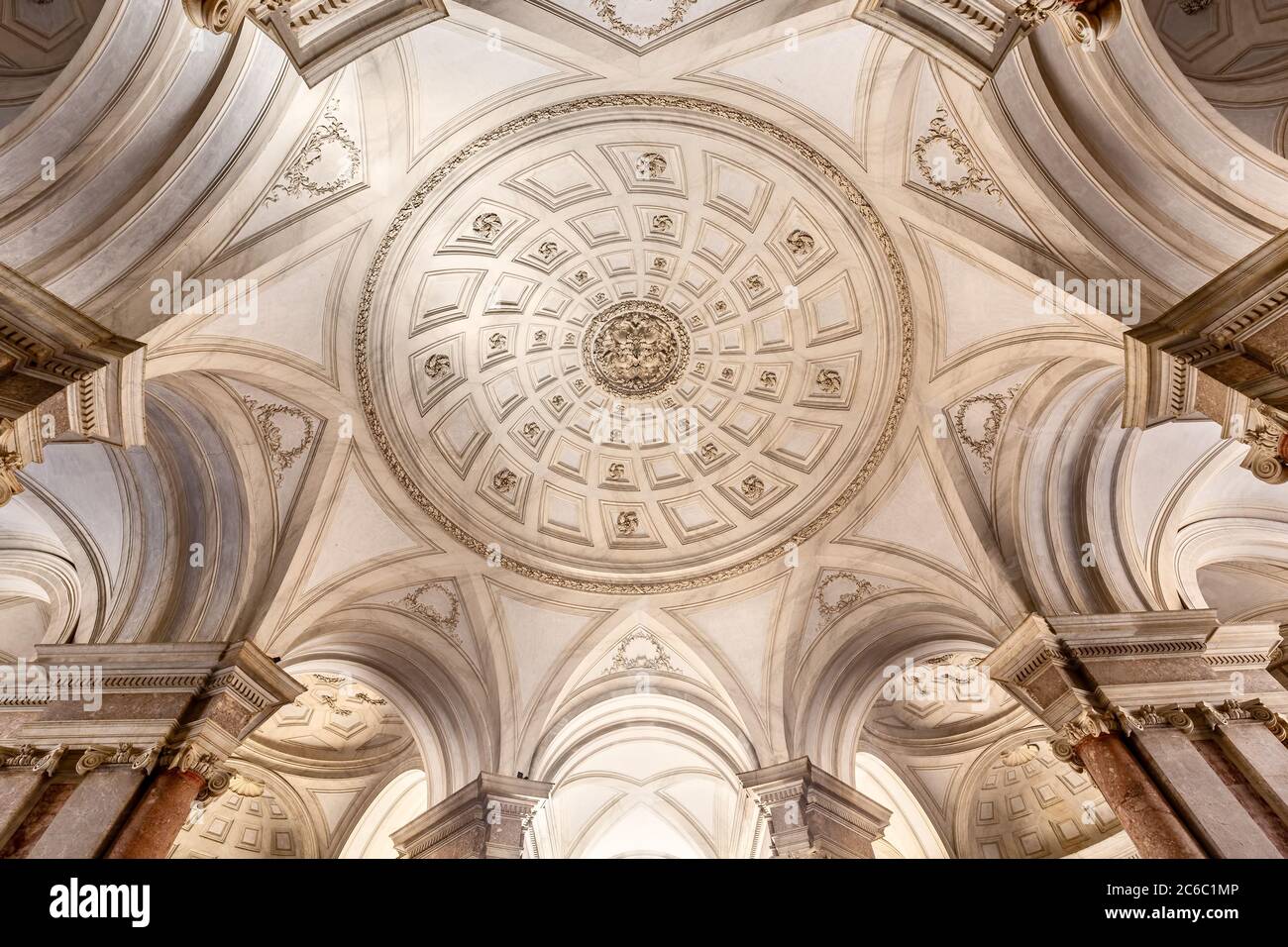 Soffitto della Grande Scala d'onore nella Reggia di Caserta, Italia Foto Stock