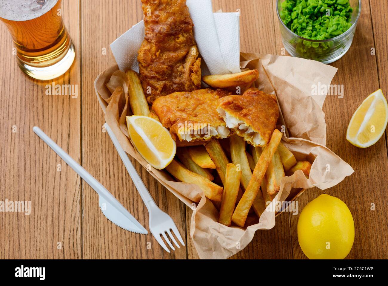 Fast food come pasto a pranzo. Mangiare con posate monouso Foto Stock