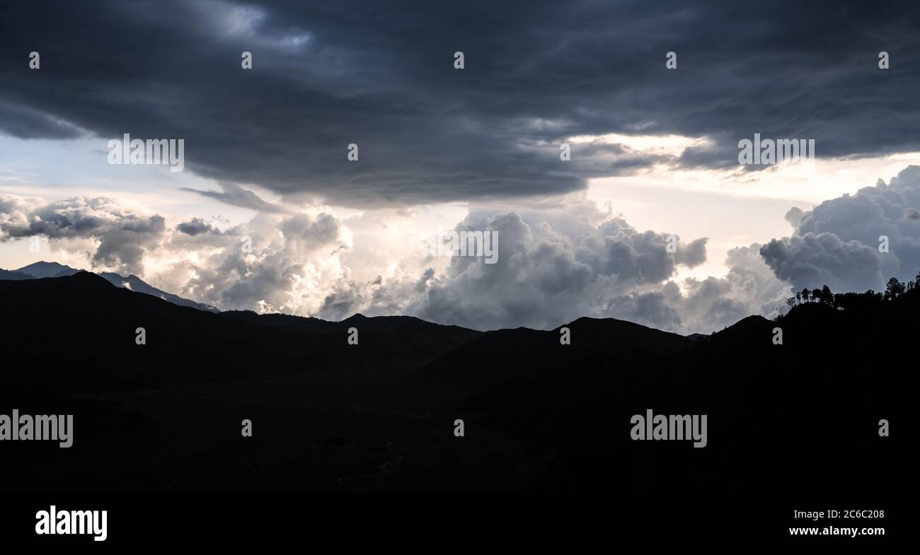 Incredibile alba dietro la silhouette di una catena montuosa che comprende il Monte Semeru, il Monte Batok e il Monte bromo, Cemoro Lawang, Giava, Indonesia Foto Stock