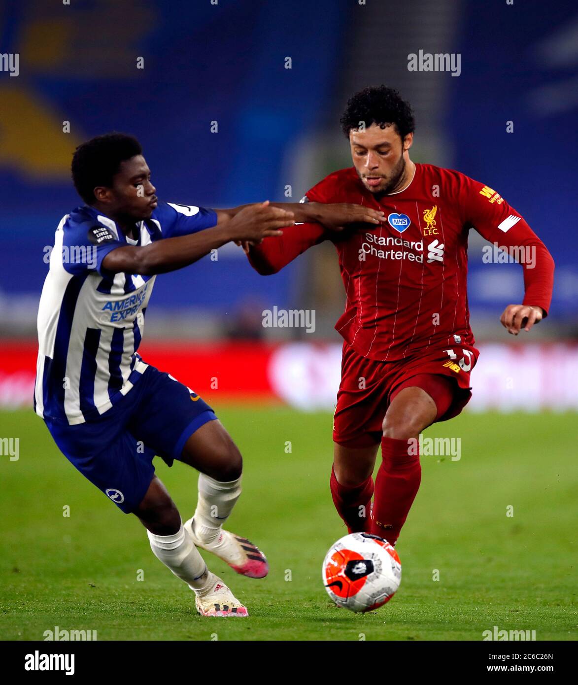 Alex Oxlade-Chamberlain di Liverpool (a destra) e Tariq Lamptey di Brighton e Hove Albion combattono per la palla durante la partita della Premier League all'AMEX Stadium di Brighton. Foto Stock