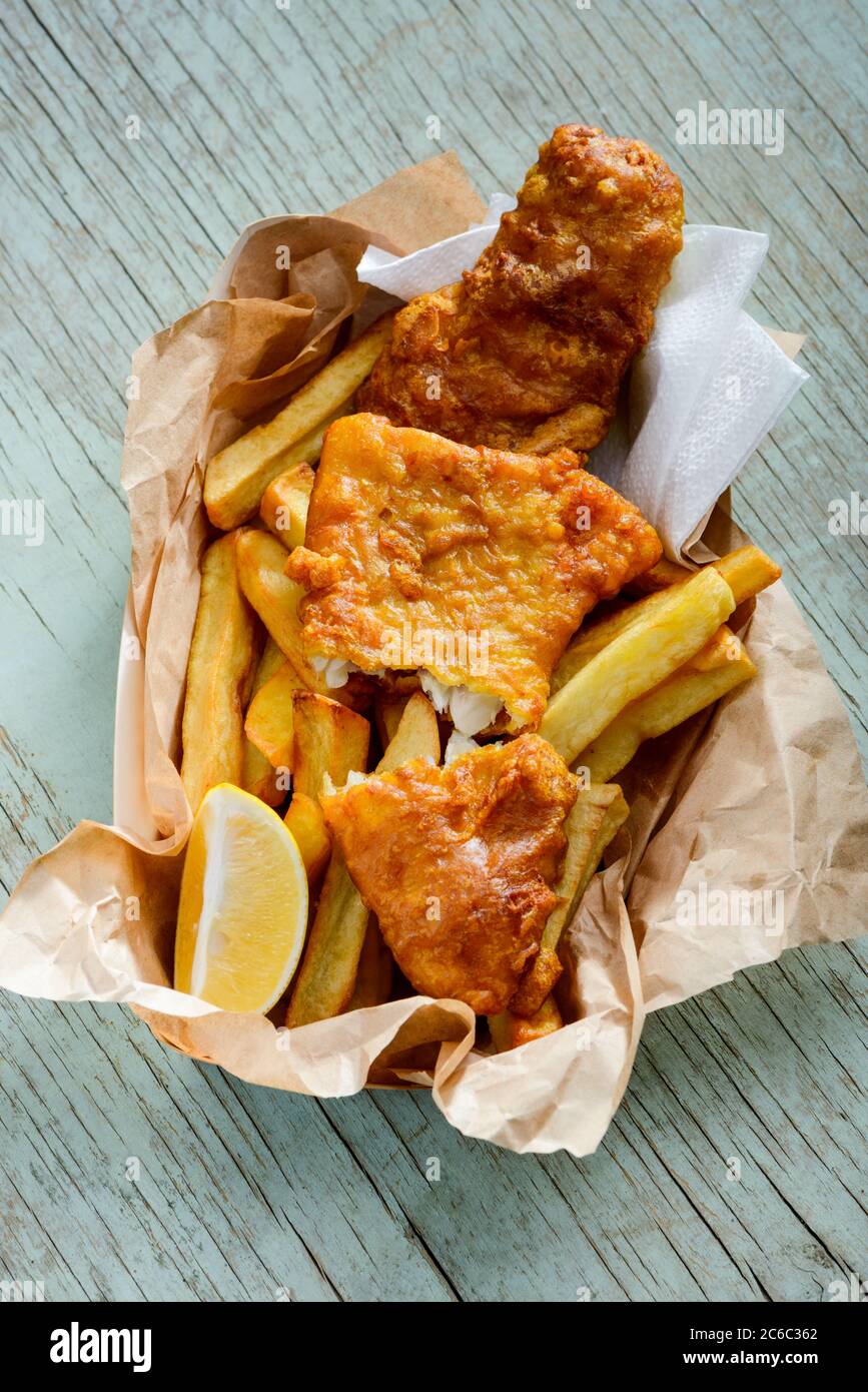 Pesce e patatine serviti come take away Foto Stock
