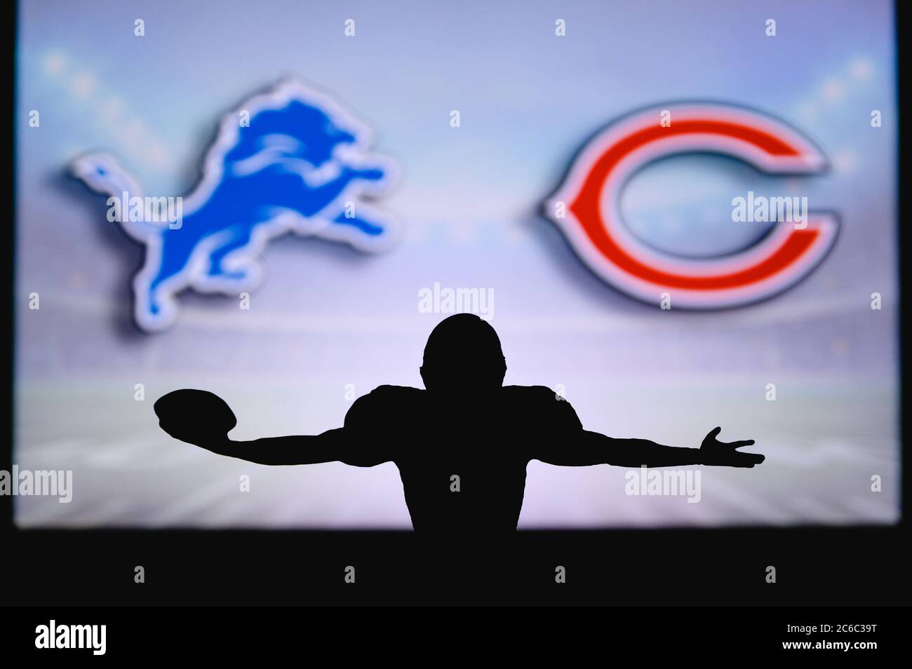Detroit Lions vs. Chicago Bears. Gioco NFL. Partita della American Football League. Silhouette di giocatore professionista festeggia il tocco in giù. Schermo in backgroun Foto Stock