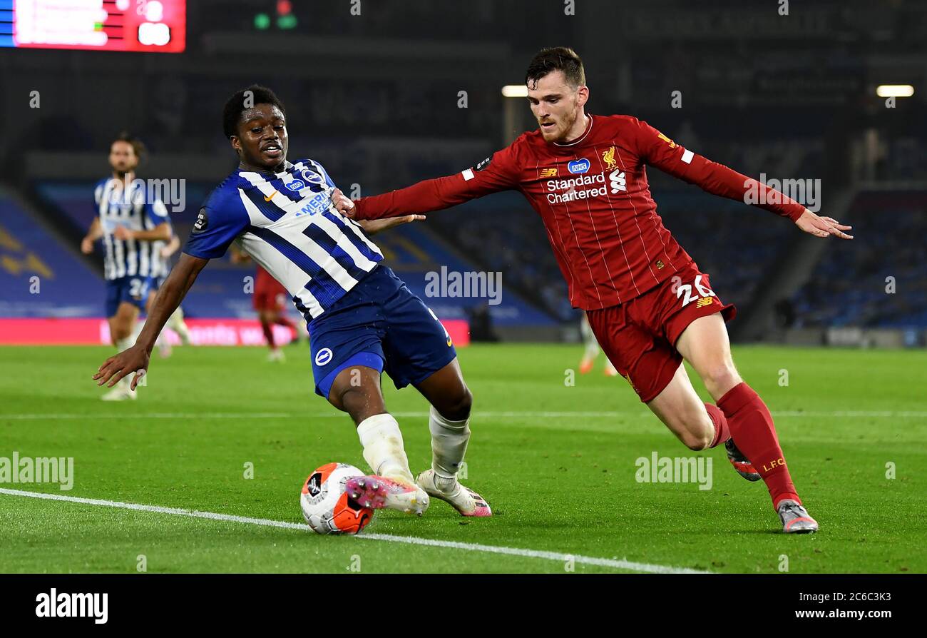 Brighton e Hove Albion's Tariq Lamptey (a sinistra) e Andrew Robertson di Liverpool combattono per la palla durante la partita della Premier League all'AMEX Stadium di Brighton. Foto Stock
