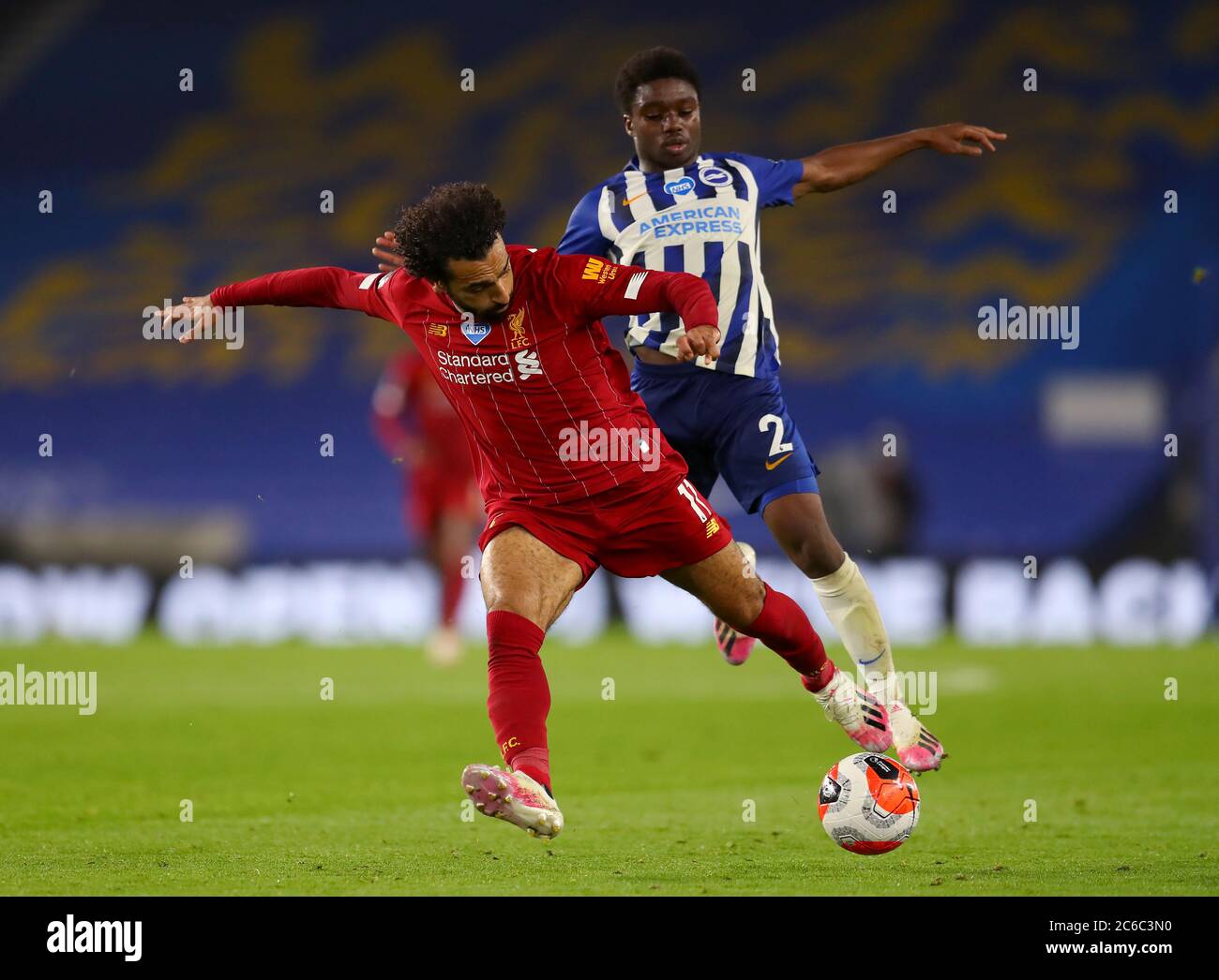 Mohamed Salah di Liverpool (a sinistra) e Brighton e la battaglia di Lamptey Tariq di Hove Albion per la palla durante la partita della Premier League all'AMEX Stadium di Brighton. Foto Stock