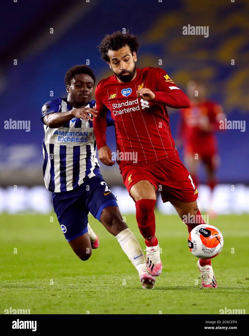 Mohamed Salah di Liverpool (a destra) e Brighton e la battaglia di Lamptey Tariq di Hove Albion per la palla durante la partita della Premier League all'AMEX Stadium di Brighton. Foto Stock