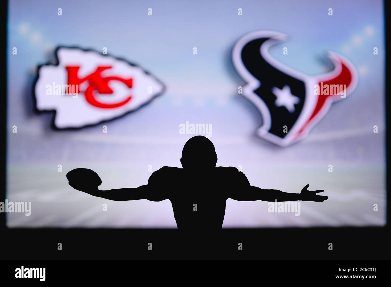 Kansas City Chiefs vs. Houston Texans. Gioco NFL. Partita della American Football League. Silhouette di giocatore professionista festeggia il tocco in giù. Schermata in bac Foto Stock