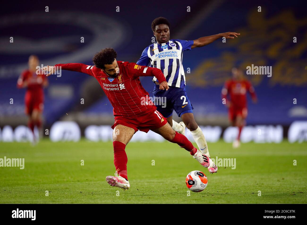 Mohamed Salah di Liverpool (a sinistra) e Brighton e la battaglia di Lamptey Tariq di Hove Albion per la palla durante la partita della Premier League all'AMEX Stadium di Brighton. Foto Stock