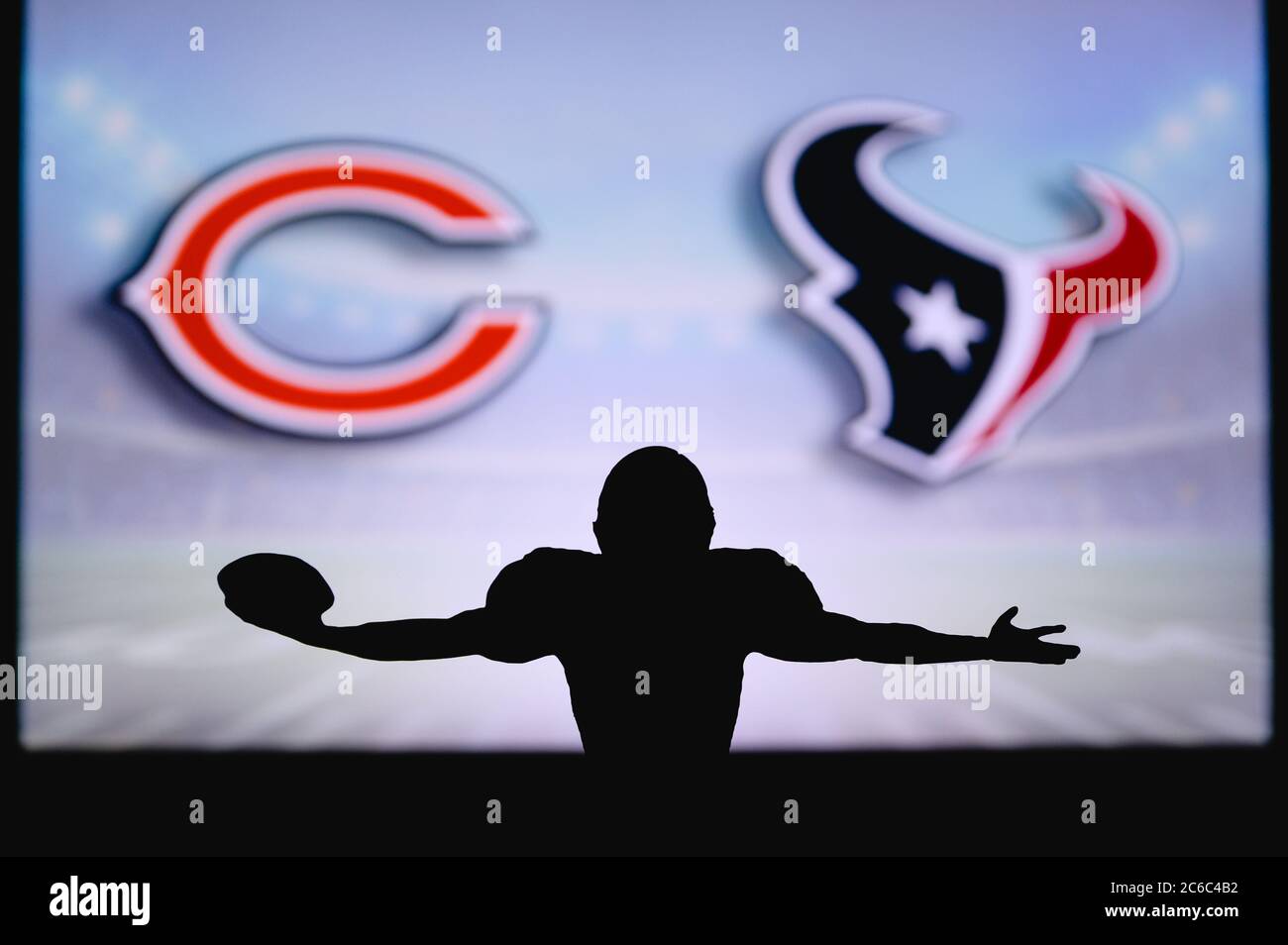 Chicago Bears vs Houston Texans. Gioco NFL. Partita della American Football League. Silhouette di giocatore professionista festeggia il tocco in giù. Schermo in backgrou Foto Stock