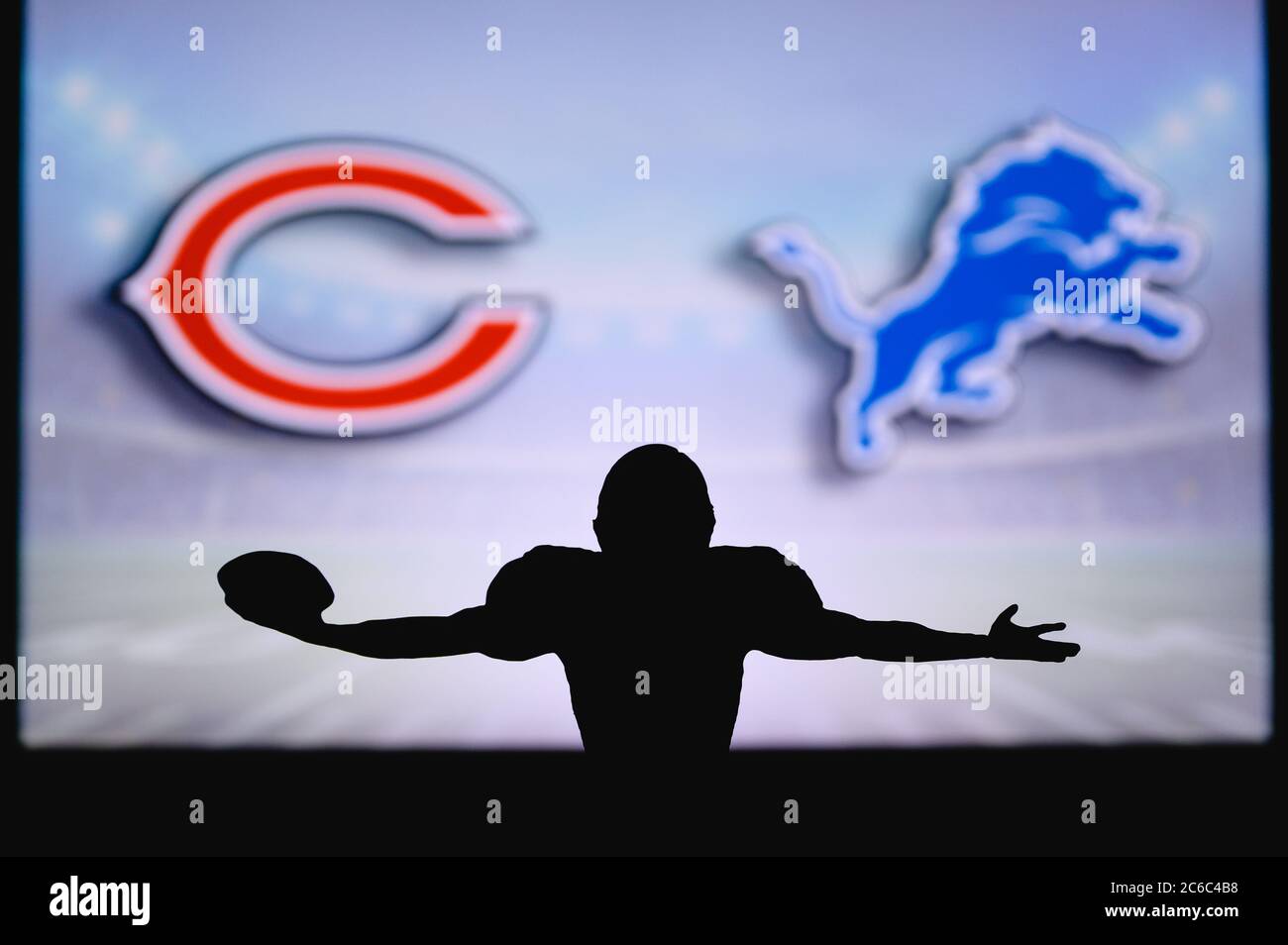 Chicago Bears vs. Detroit Lions. Gioco NFL. Partita della American Football League. Silhouette di giocatore professionista festeggia il tocco in giù. Schermo in backgroun Foto Stock