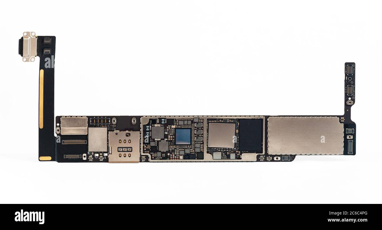 Primo piano di una scheda a circuito stampato del moderno telefono cellulare tablet con chip RAM CPU e altri componenti elettronici. Foto Stock