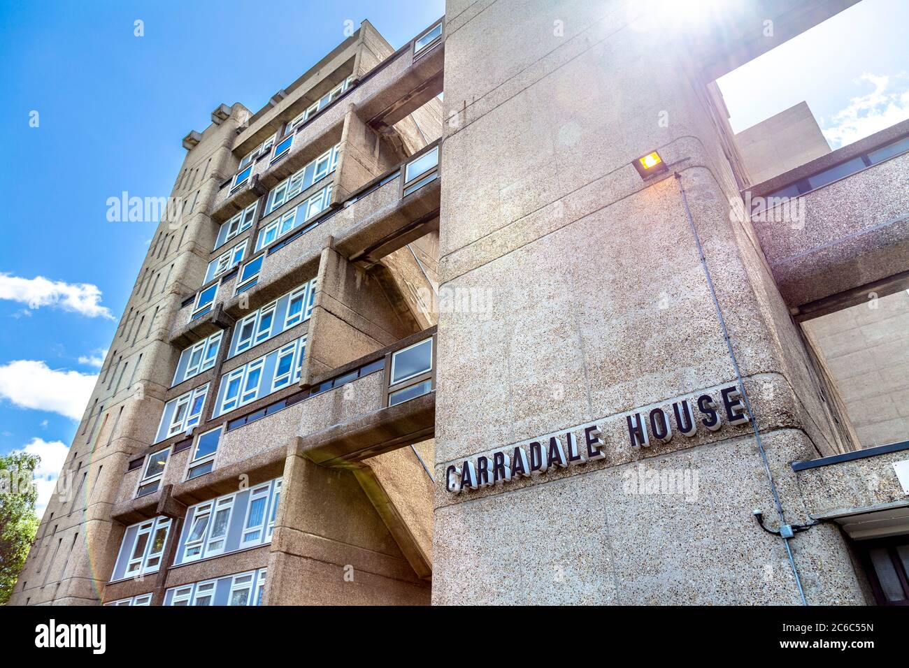 Facciata di stile brutalista residenziale blocco Carradale House sulla Brownfield Estate, Londra, Regno Unito Foto Stock