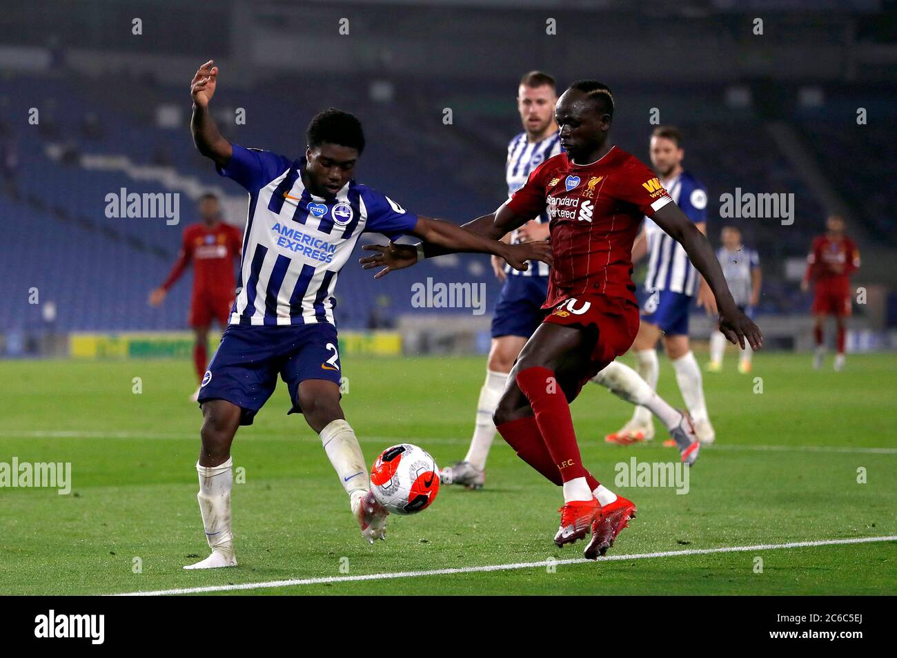 Brighton e Hove Albion's Tariq Lamptey e Sadio Mane di Liverpool (a destra) durante la partita della Premier League all'AMEX Stadium di Brighton. Foto Stock