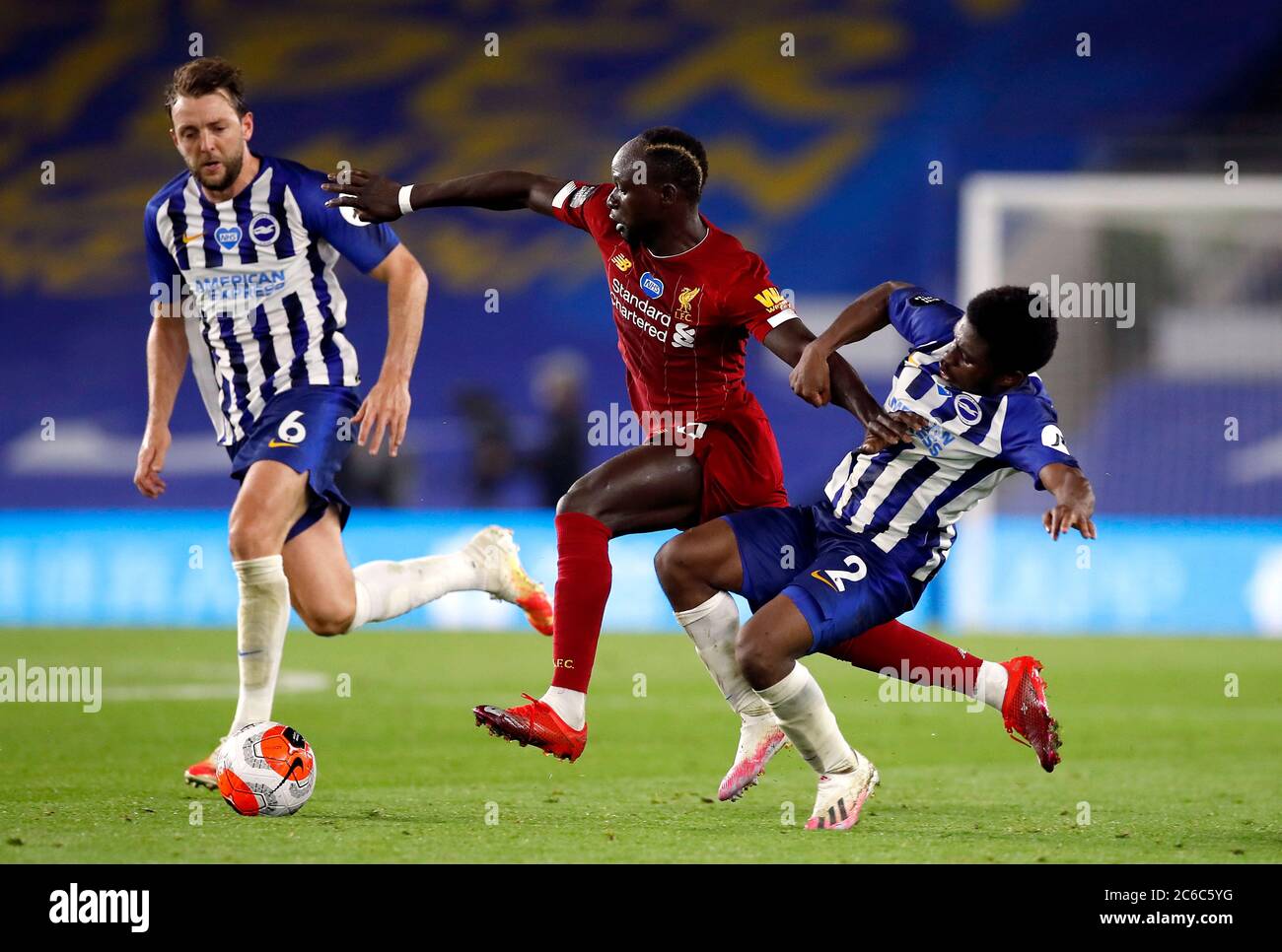 Brighton e Hove Albion's Tariq Lamptey e Sadio Mane di Liverpool (a sinistra) combattono per la palla durante la partita della Premier League all'AMEX Stadium di Brighton. Foto Stock