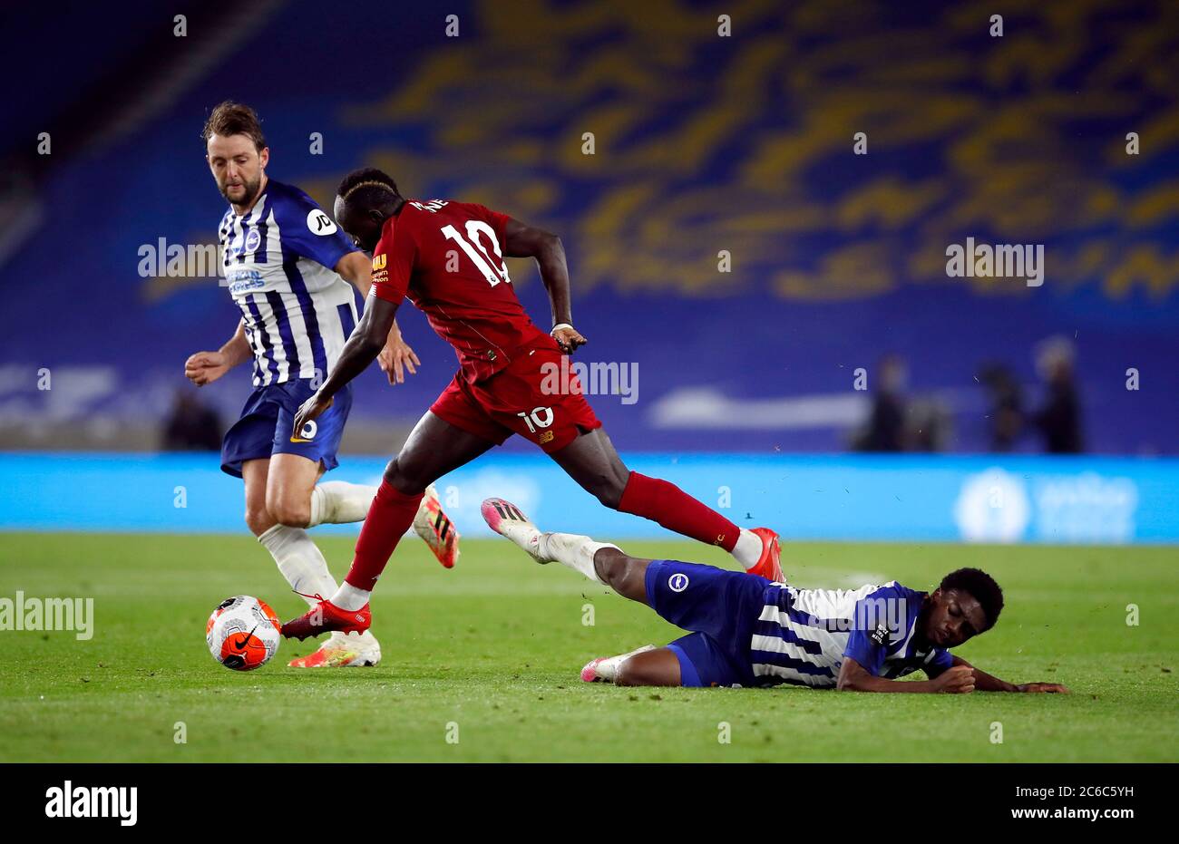Brighton e Hove Albion's Tariq Lamptey e Sadio Mane di Liverpool (a sinistra) combattono per la palla durante la partita della Premier League all'AMEX Stadium di Brighton. Foto Stock