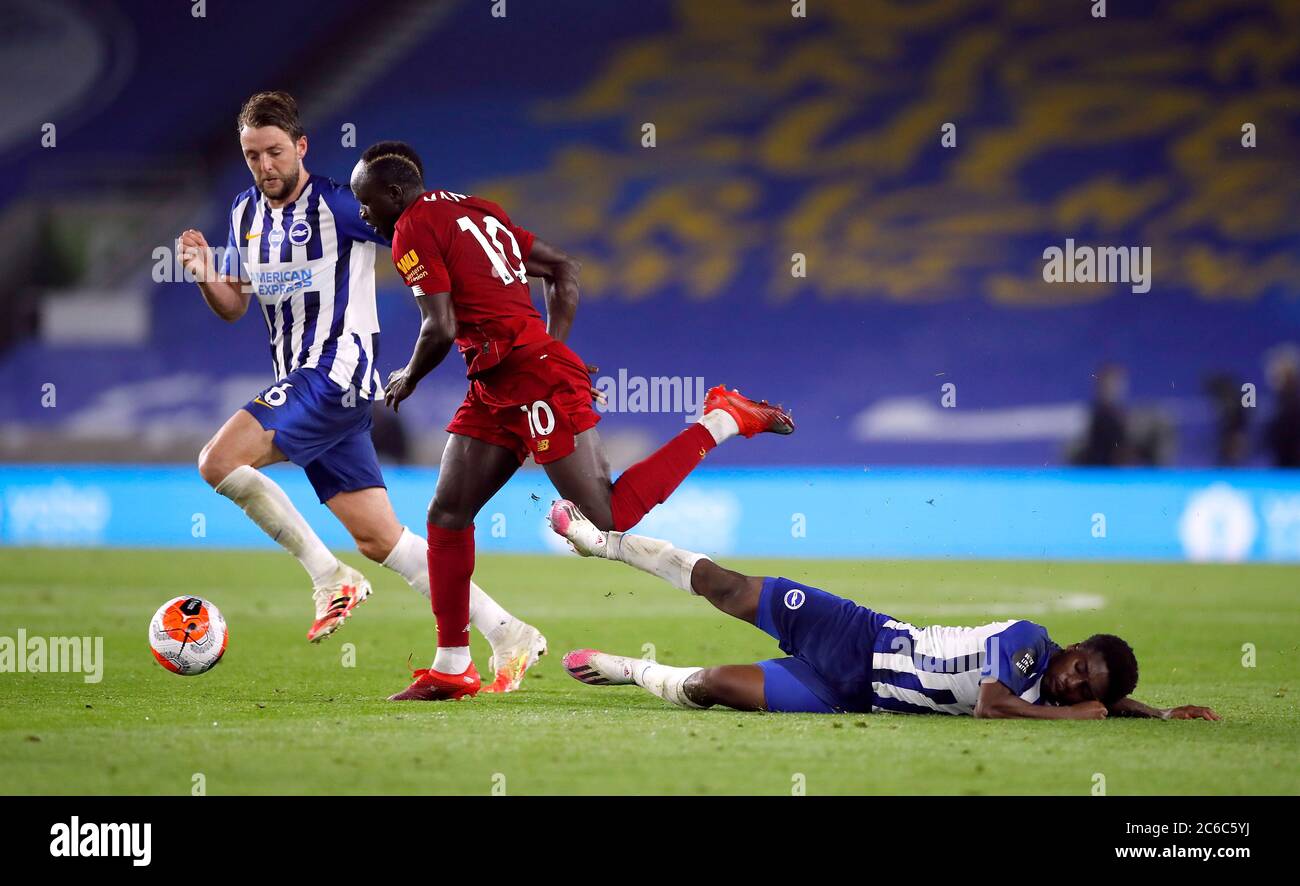 Brighton e Hove Albion's Tariq Lamptey e Sadio Mane di Liverpool (a sinistra) combattono per la palla durante la partita della Premier League all'AMEX Stadium di Brighton. Foto Stock