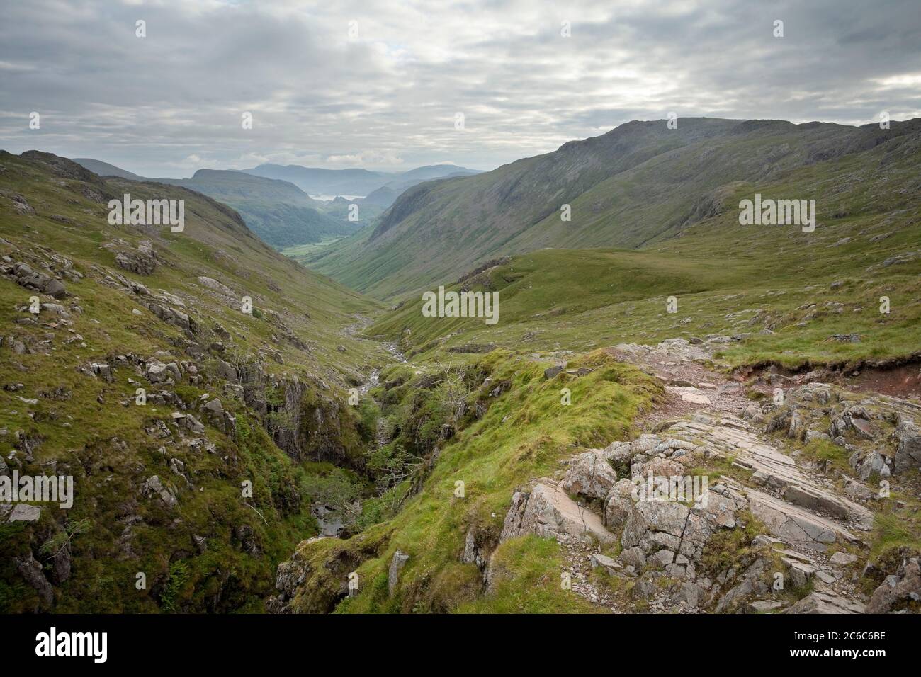 La vista lungo Ruddy Gill che conduce a Grains e Borrowdale, Lake District, UK Foto Stock