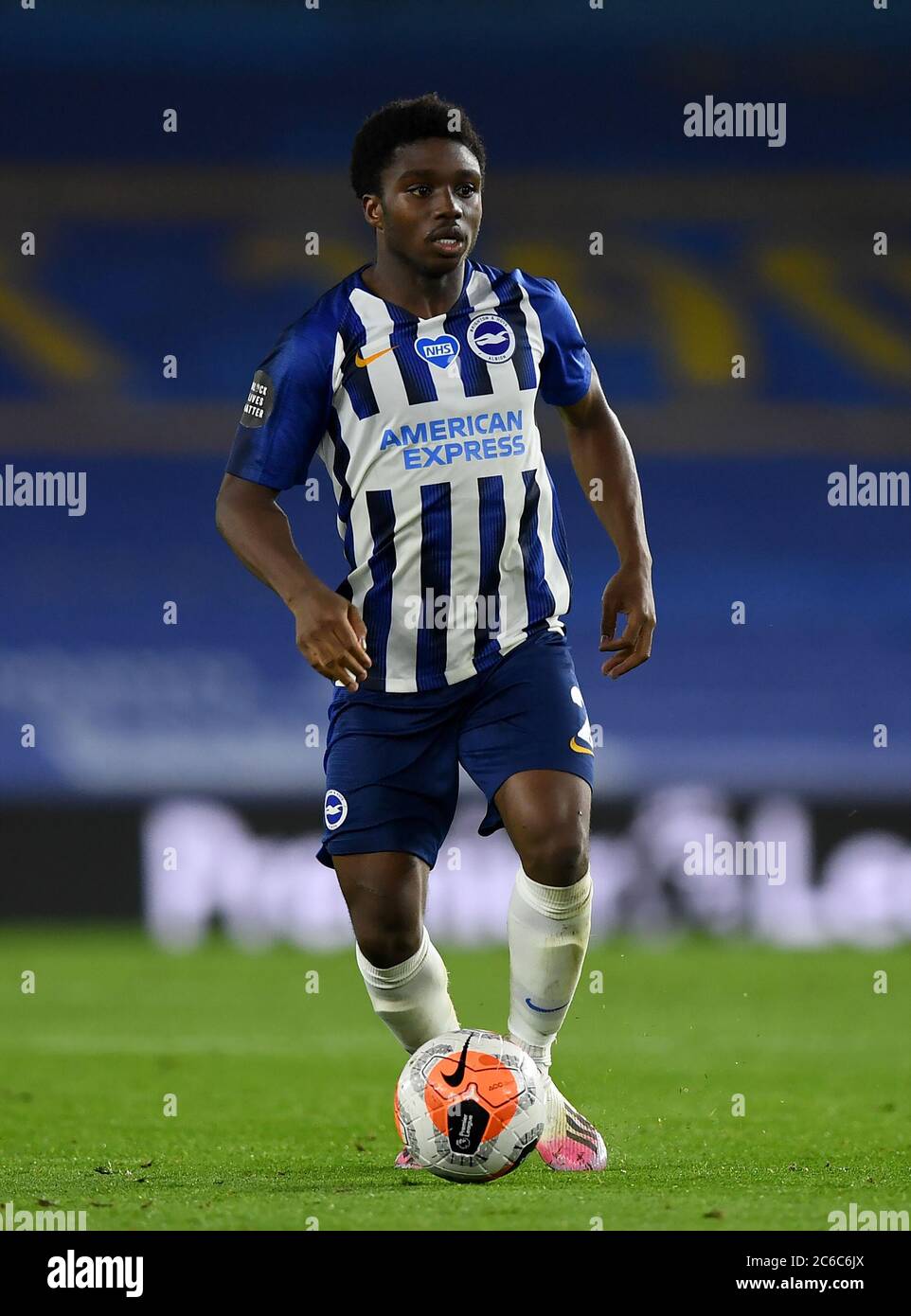 Brighton e Hove Albion's Tariq Lamptey durante la partita della Premier League all'AMEX Stadium di Brighton. Foto Stock