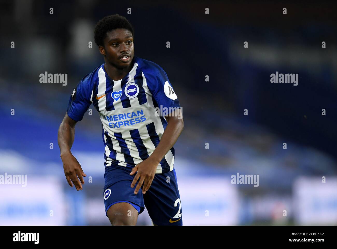 Brighton e Hove Albion's Tariq Lamptey durante la partita della Premier League all'AMEX Stadium di Brighton. Foto Stock