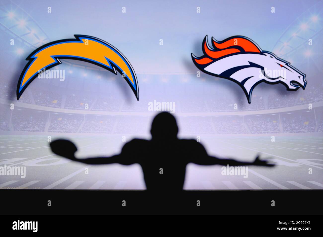 Los Angeles Chargers vs. Denver Broncos. Gioco NFL. Partita della American Football League. Silhouette di giocatore professionista festeggia il tocco in giù. Schermata in b Foto Stock