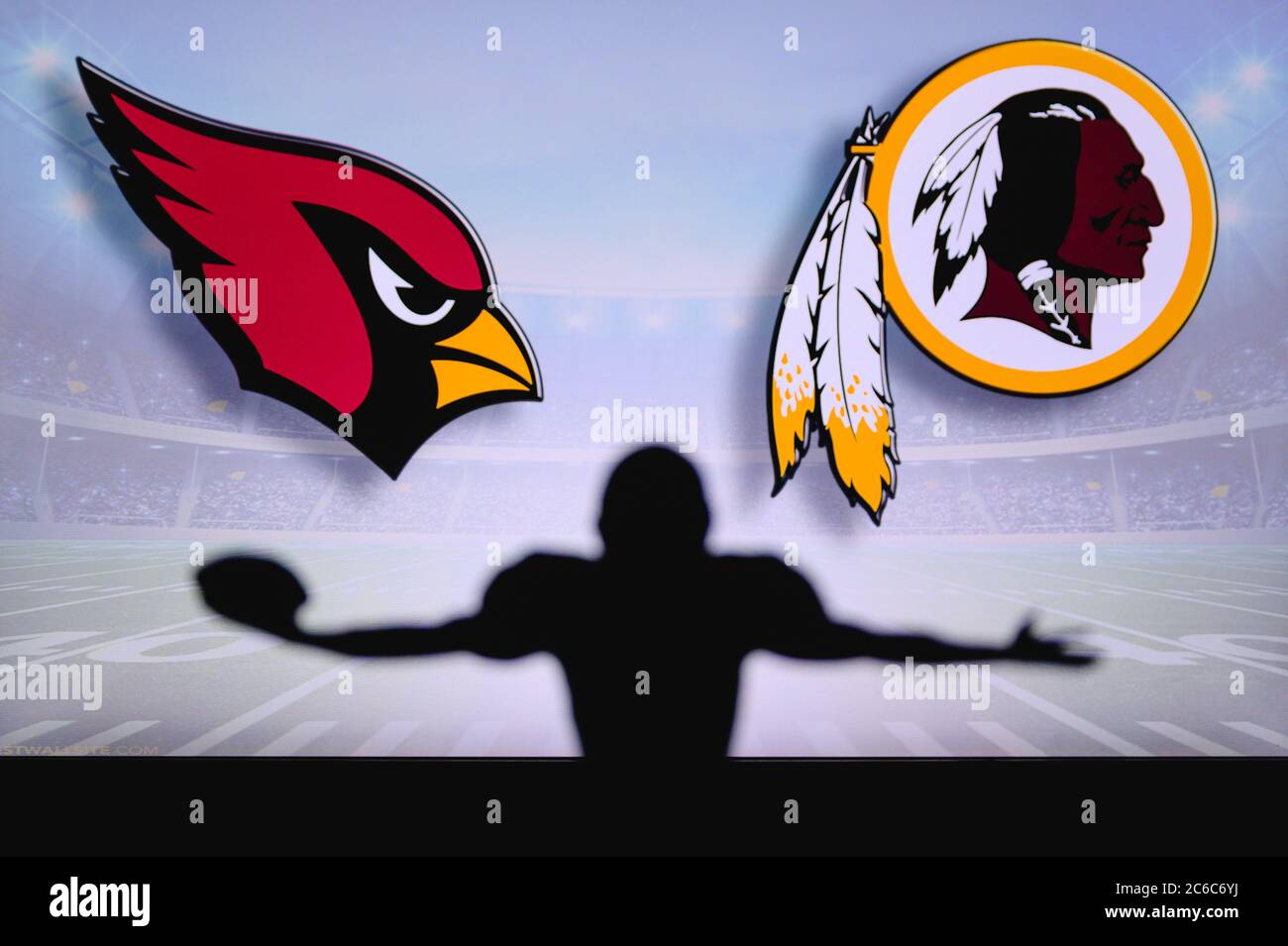 Arizona Cardinals vs. Washington Redskins . Gioco NFL. Partita della American Football League. Silhouette di giocatore professionista festeggia il tocco in giù. Schermata i Foto Stock