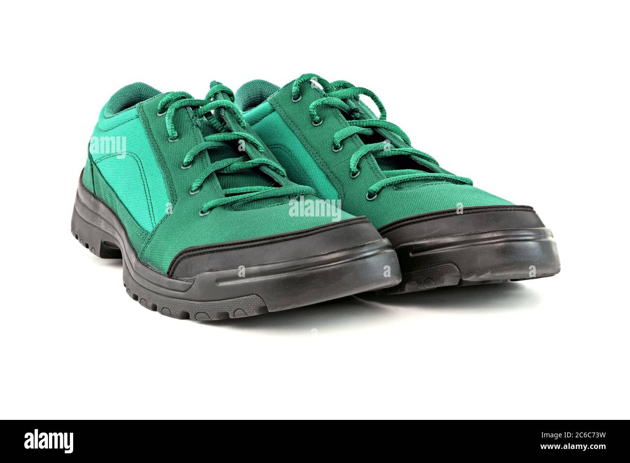 un paio di scarpe da trekking verde turchese menta acquatica a buon mercato isolato su sfondo bianco - vista ravvicinata in prospettiva Foto Stock