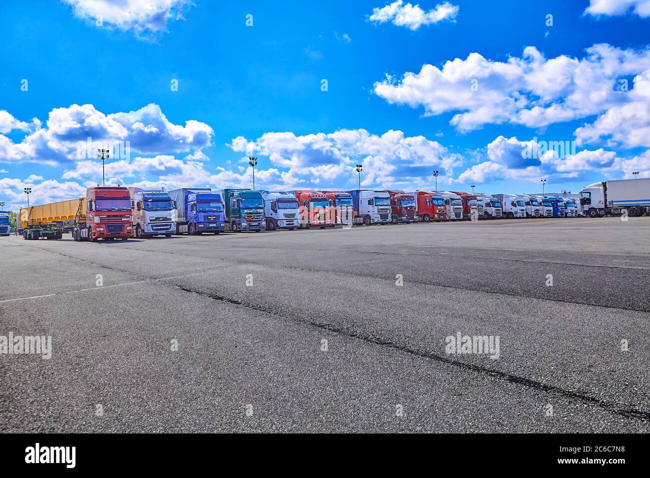 San Pietroburgo, Russia - 27 luglio 2017: Veicoli, semifili e veicoli commerciali nel terminal doganale. Foto Stock