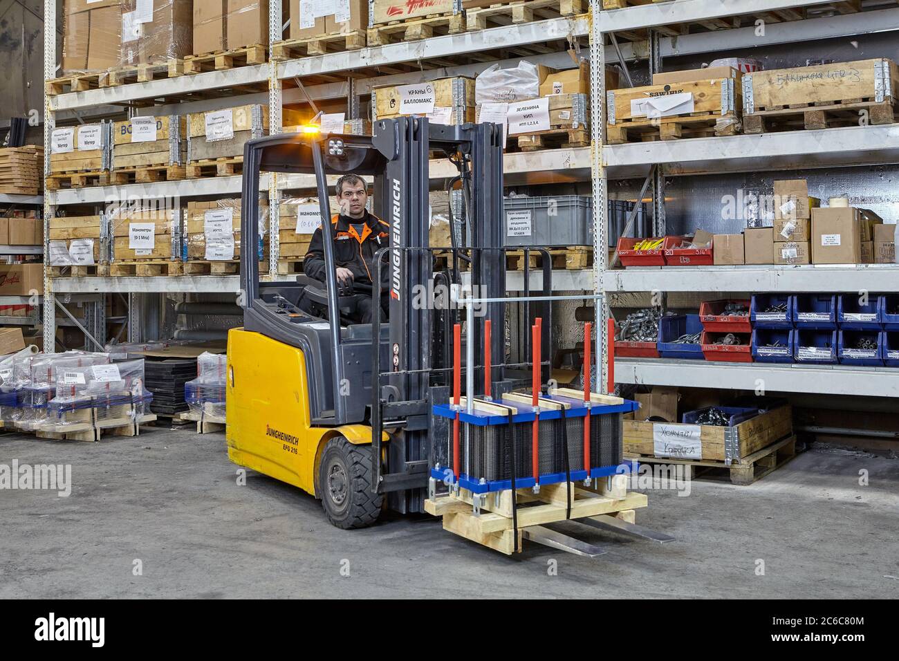 San Pietroburgo, Russia - 24 dicembre 2018: Magazzino industriale con scaffalatura. Un carrello elevatore a forche sposta un pallet con attrezzatura di fabbrica. Foto Stock