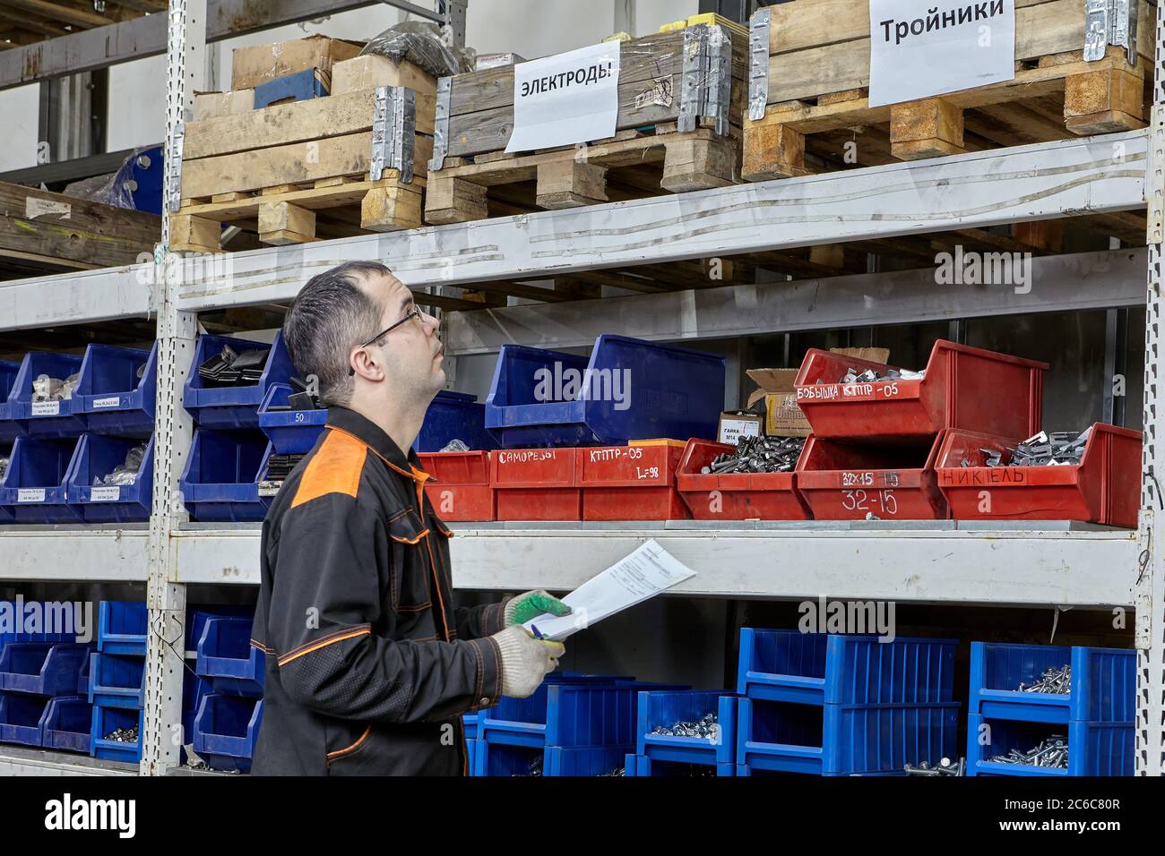 San Pietroburgo, Russia - 24 dicembre 2018: Magazzino di attrezzature industriali con sistema di scaffalatura pallet. Il depositario seleziona le merci da spedire. Foto Stock