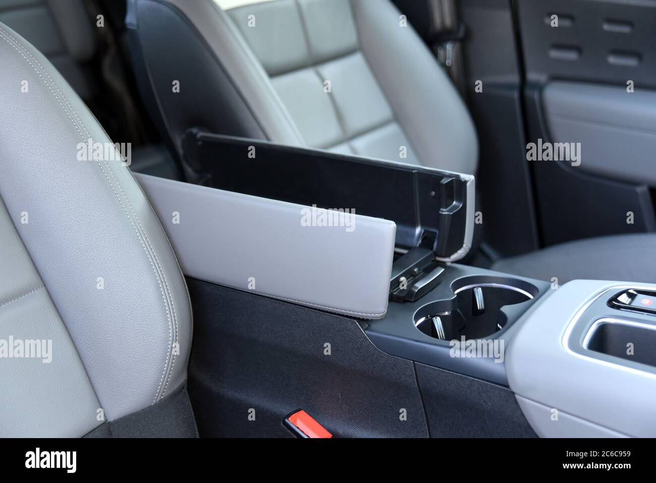 Aprire il cassetto portaoggetti all'interno dell'auto moderna