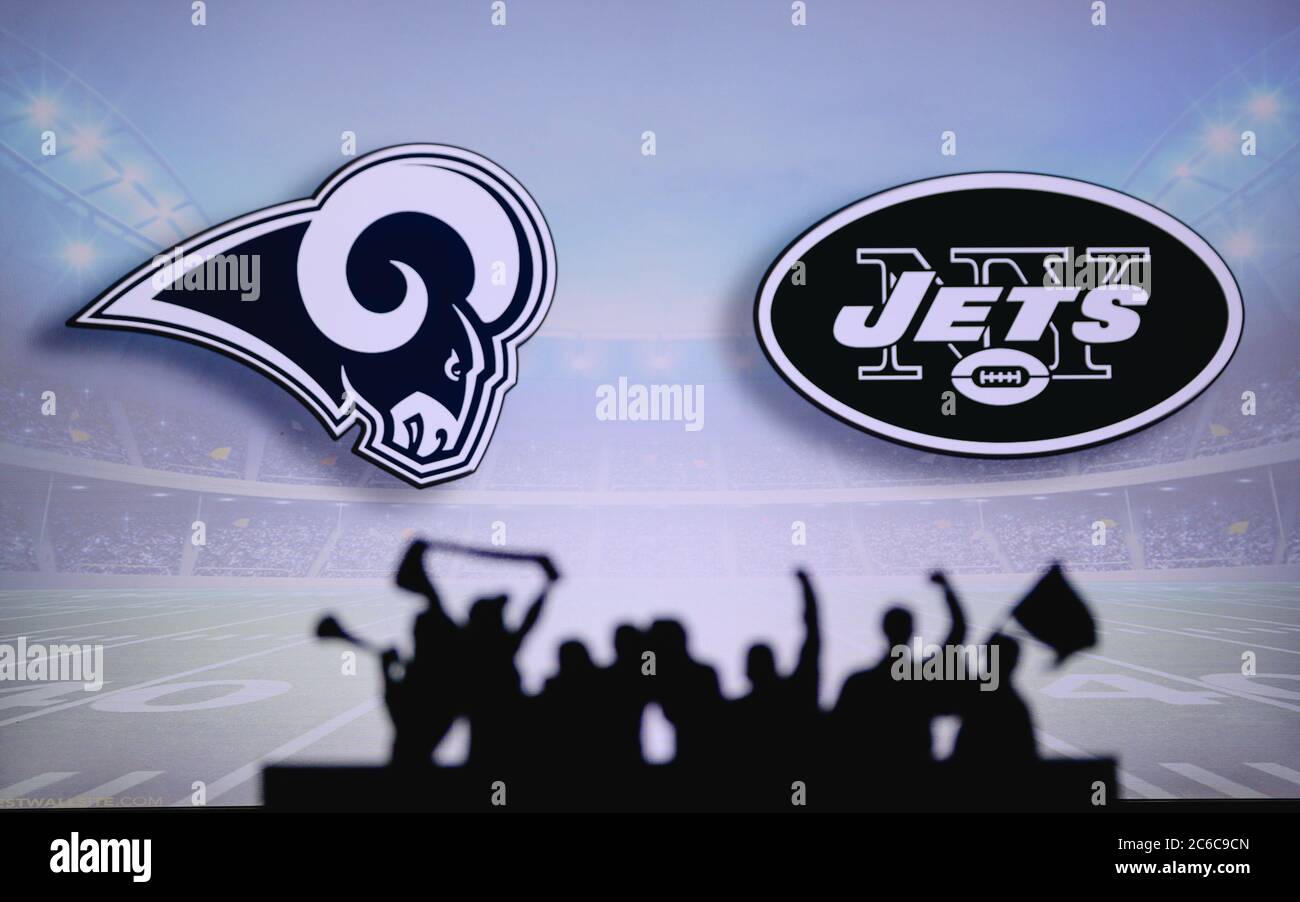 Los Angeles Rams vs. New York Jets. Poster corrispondenza NFL.. Supporto dei fan su NFL Game. Silhouette di tifosi, grande schermo con due rivali in background. Foto Stock