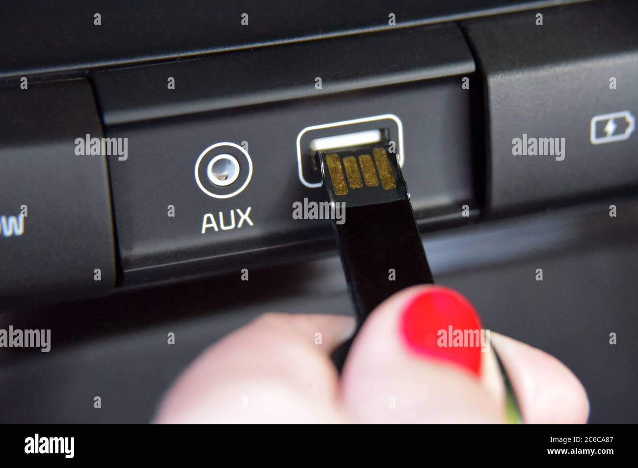 Collegamento del dispositivo di archiviazione USB alla porta USB dell'auto  cruscotto Foto stock - Alamy