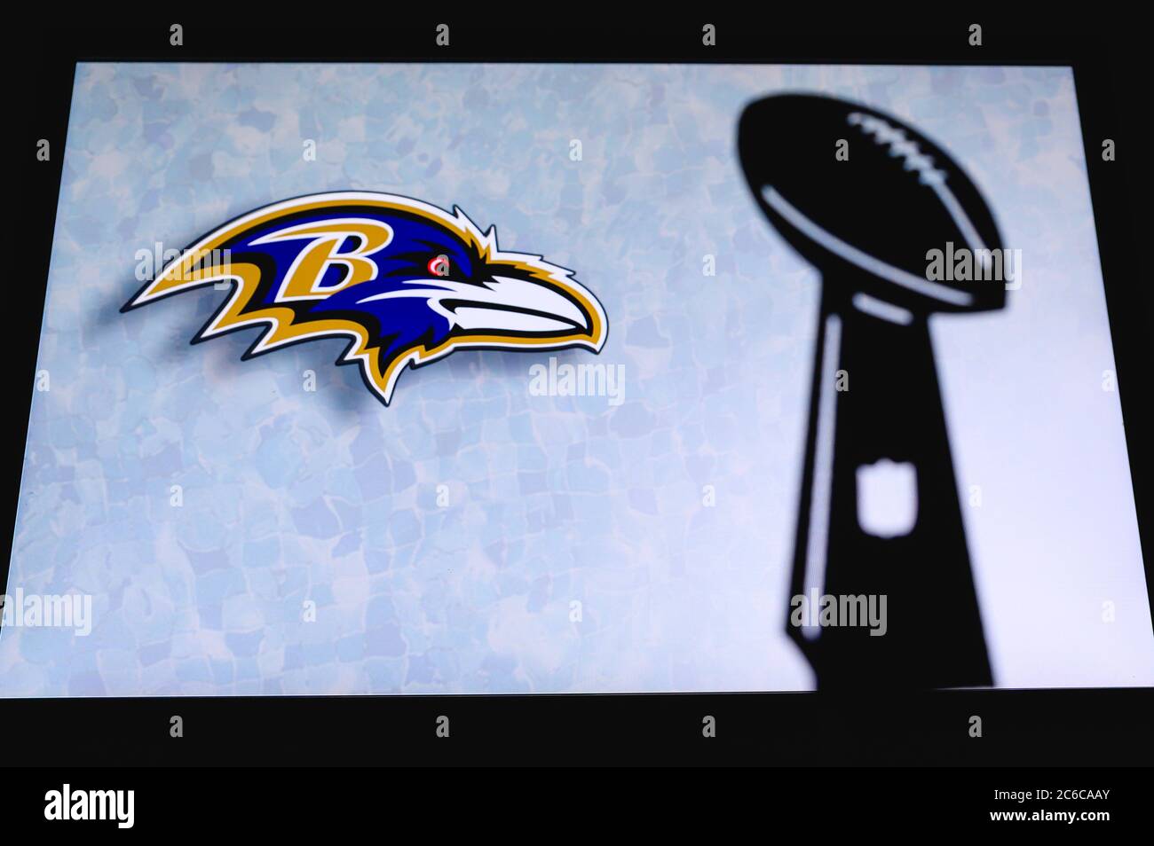 Baltimore Ravens, squadra di football americano professionista, silhouette del trofeo NFL, logo del club in background. Foto Stock