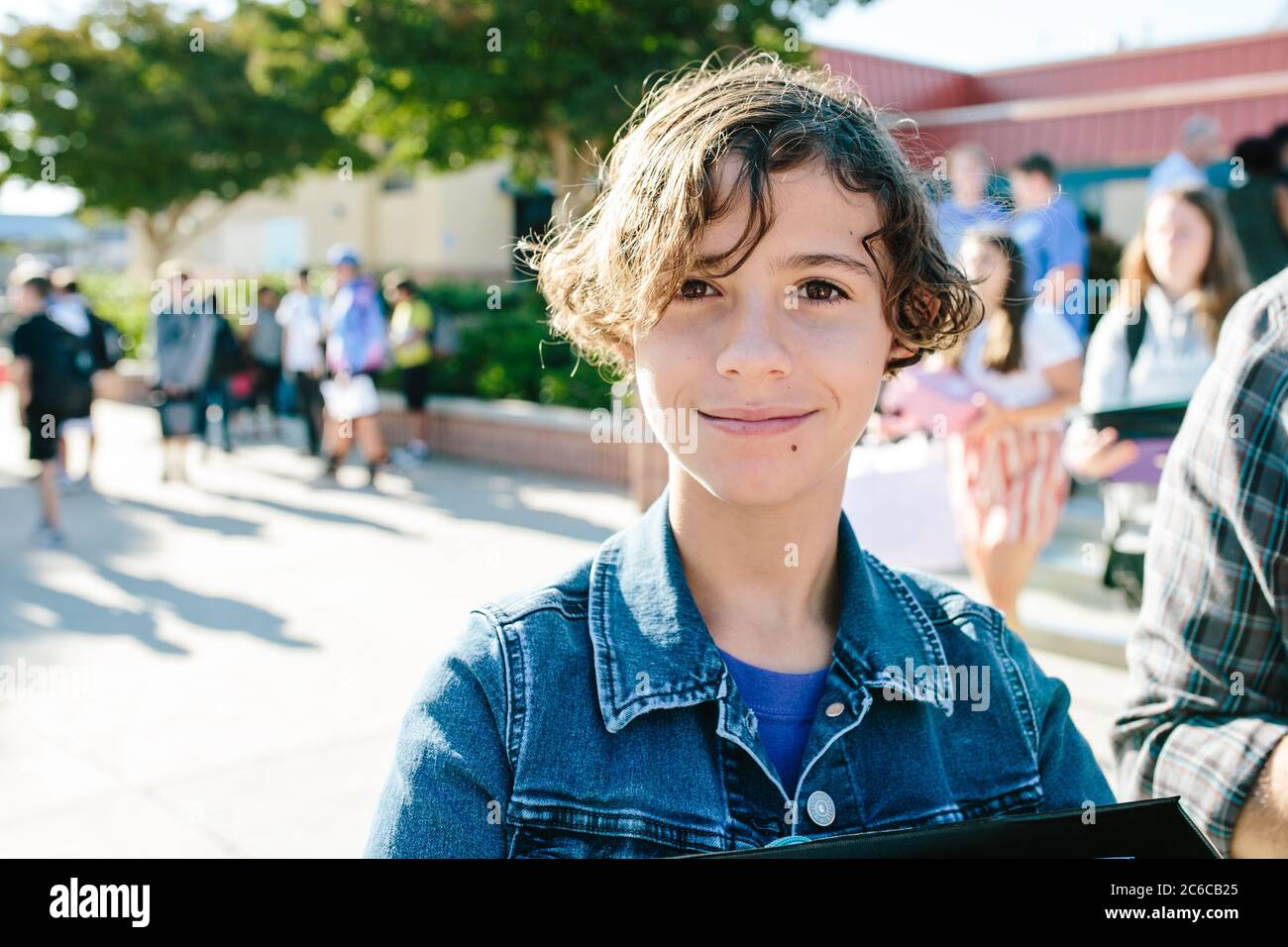 Ritratto di una ragazza con capelli corti al suo primo giorno di scuola Foto Stock