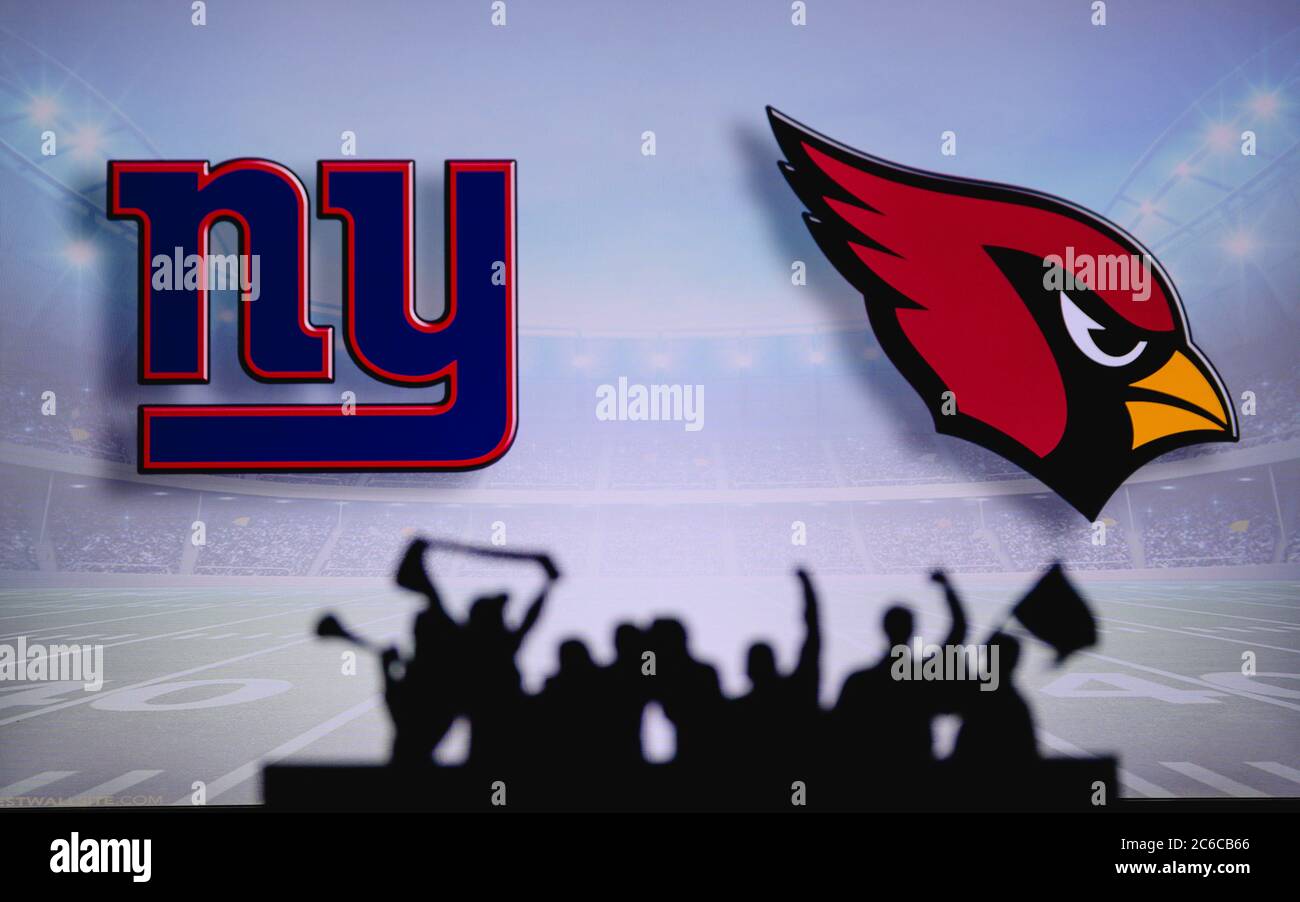 New York Giants contro Arizona Cardinals . Supporto dei fan su NFL Game. Silhouette di tifosi, grande schermo con due rivali in background. Foto Stock