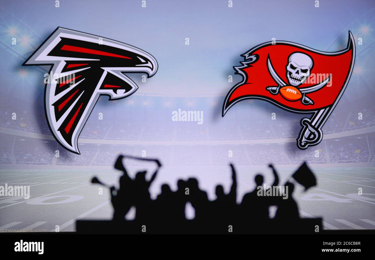 Atlanta Falcons vs. Tampa Bay Buccaneers. Supporto dei fan su NFL Game. Silhouette di tifosi, grande schermo con due rivali in background. Foto Stock