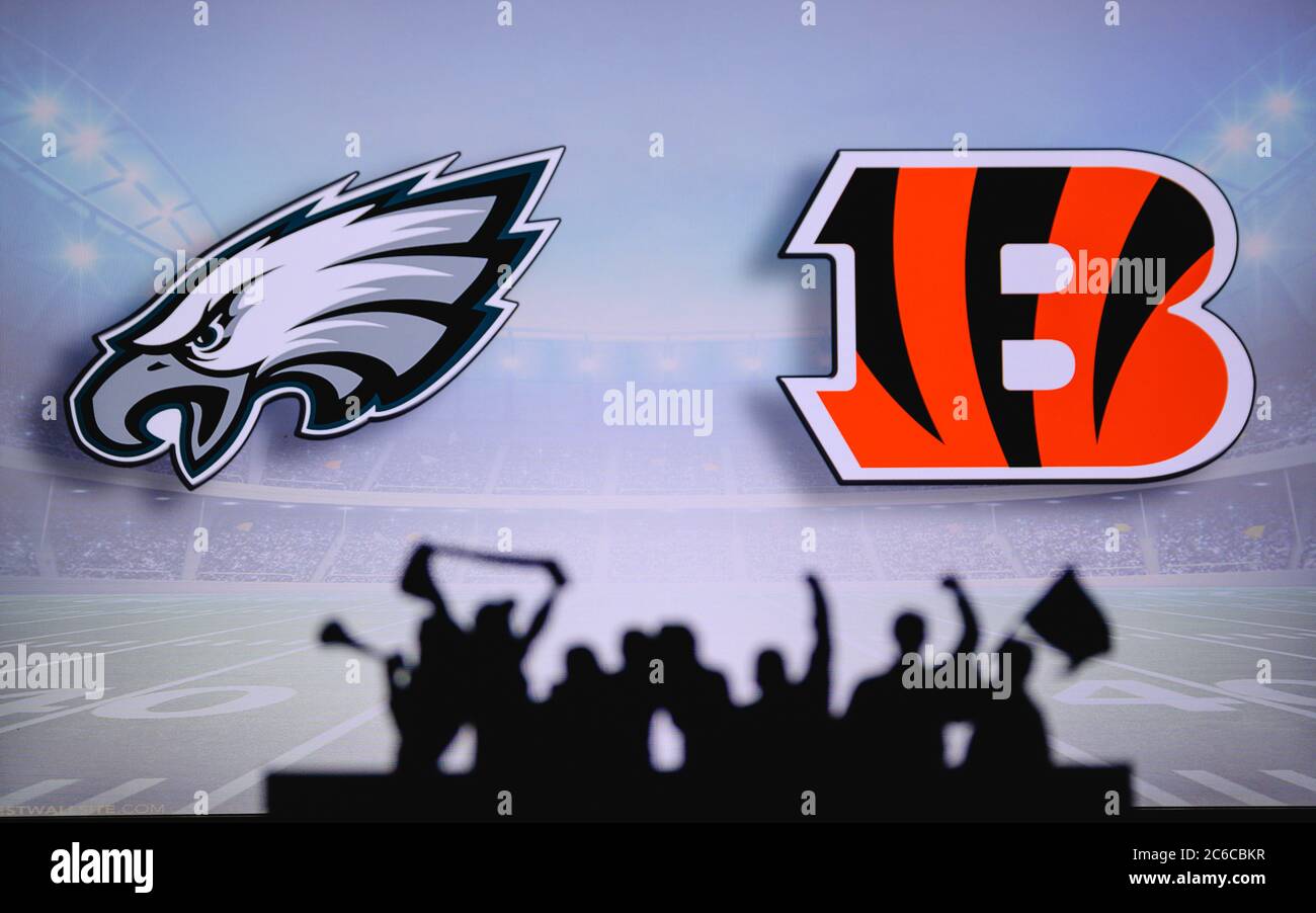 Philadelphia Eagles contro Cincinnati Bengals. Supporto dei fan su NFL Game. Silhouette di tifosi, grande schermo con due rivali in background. Foto Stock