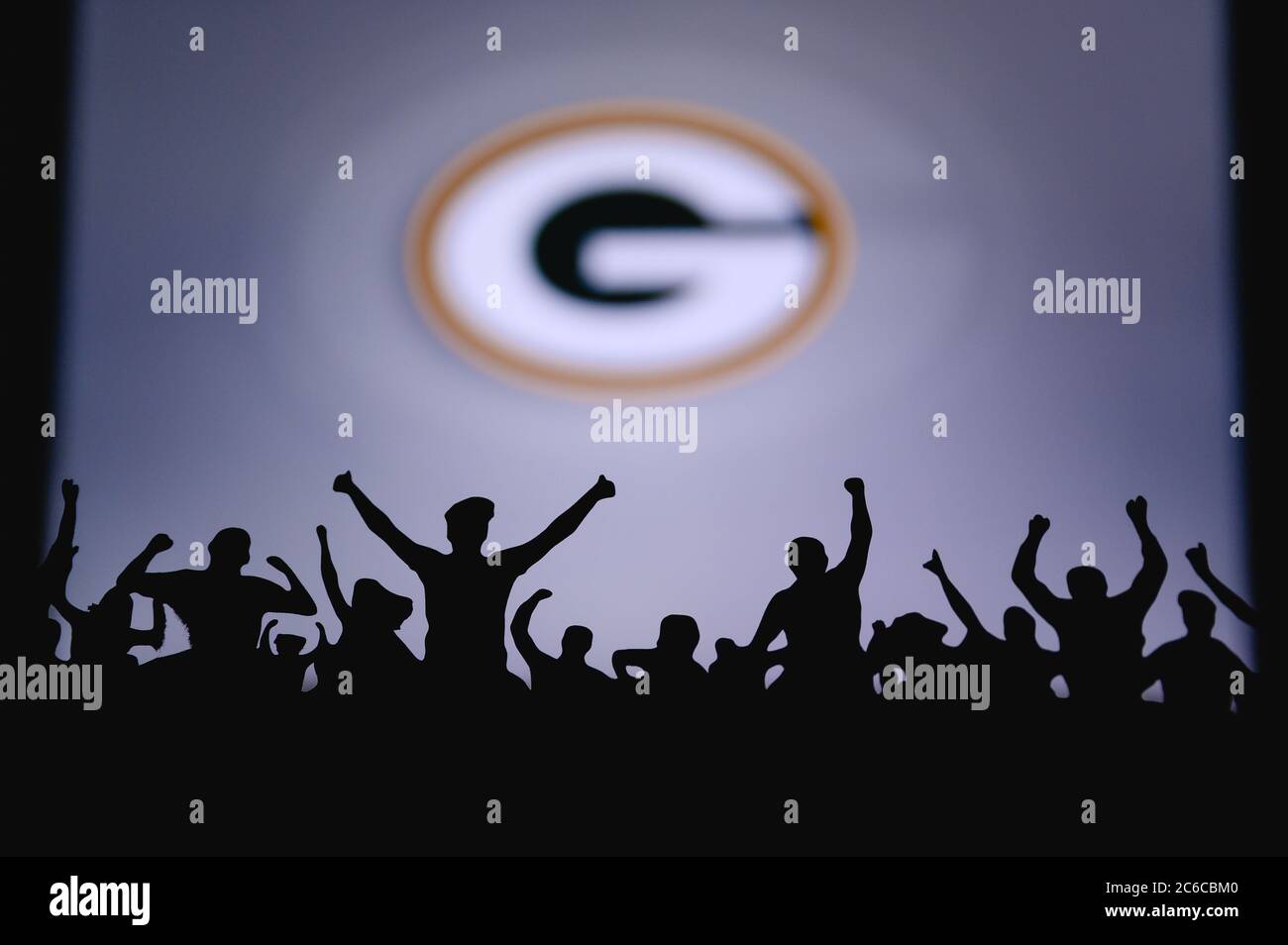 Green Bay Packers. I tifosi supportano il team professionale della American National Foorball League. Silhouette di sostenitori in primo piano. Sul grande schermo Foto Stock