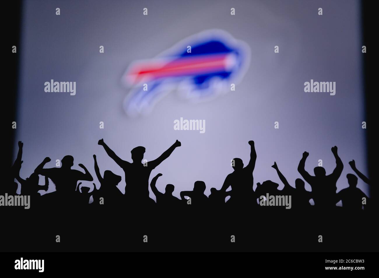 Buffalo Bills. I tifosi supportano il team professionale della American National Foorball League. Silhouette di sostenitori in primo piano. Sul grande schermo. Foto Stock