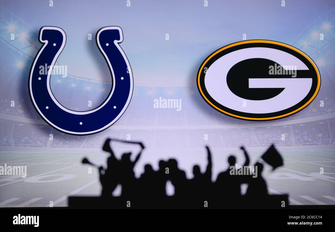 Indianapolis Colts vs. Green Bay Packers. Supporto dei fan su NFL Game. Silhouette di tifosi, grande schermo con due rivali in background. Foto Stock