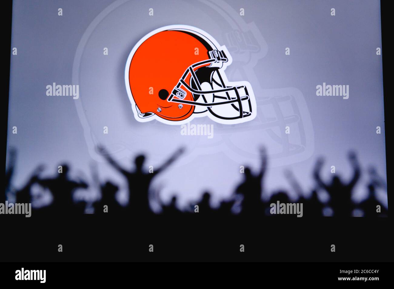 Cleveland Browns. I tifosi supportano il team professionale della American National Foorball League. Silhouette di sostenitori in primo piano. Sul grande schermo. Foto Stock