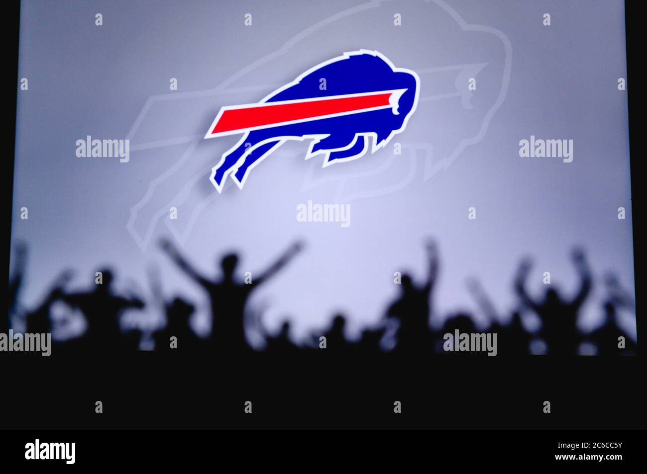 Buffalo Bills. I tifosi supportano il team professionale della American National Foorball League. Silhouette di sostenitori in primo piano. Sul grande schermo. Foto Stock