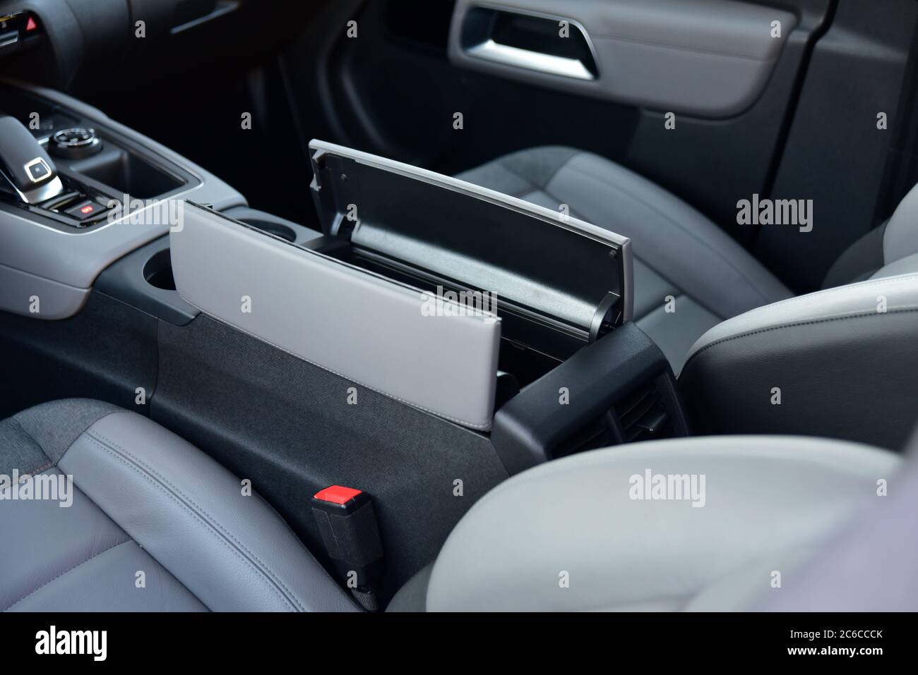 Aprire il cassetto portaoggetti all'interno dell'auto moderna. Aprire il  vano portaoggetti tra i sedili anteriori dell'auto Foto stock - Alamy