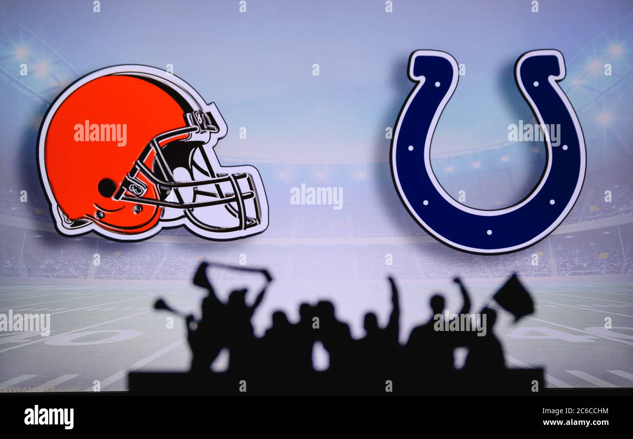 Cleveland Browns vs. Indianapolis Colts. Supporto dei fan su NFL Game. Silhouette di tifosi, grande schermo con due rivali in background. Foto Stock
