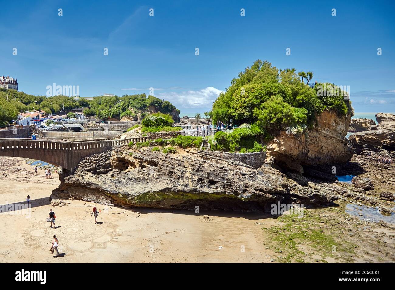 Biarritz, Francia - 17 giugno 2018: Isola Rocher Du basta. Turisti in un luogo pittoresco. Foto Stock