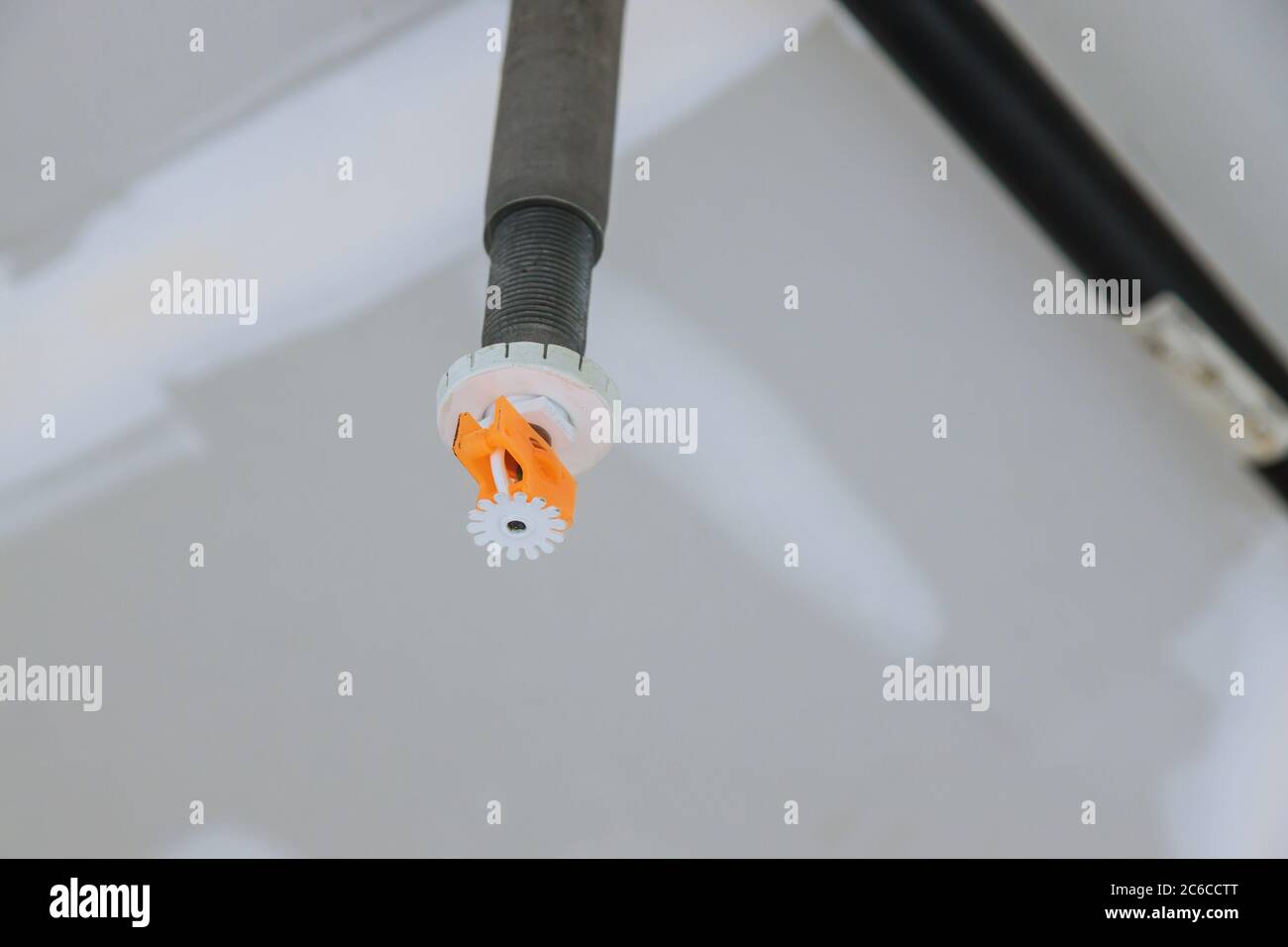 Attrezzature antincendio sprinkler sprinkler sul soffitto a testa automatica estintore a focalizzazione selezionata Foto Stock