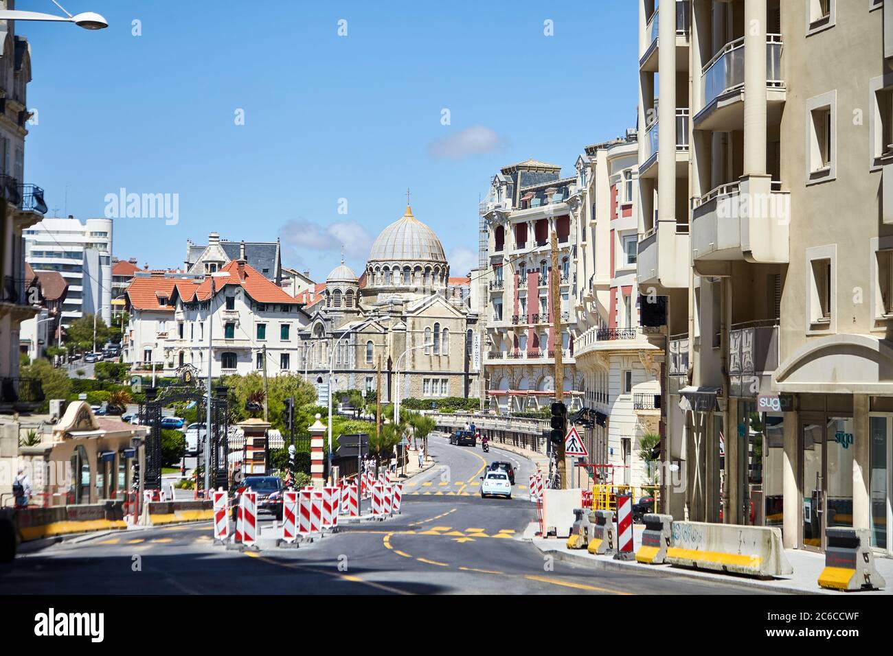 Biarritz, Francia - 17 giugno 2018: Vista su Avenue Edouard VII ed Eglise Orthodoxe. Riparazione su strada. Strada cittadina che si affaccia sulla chiesa Foto Stock