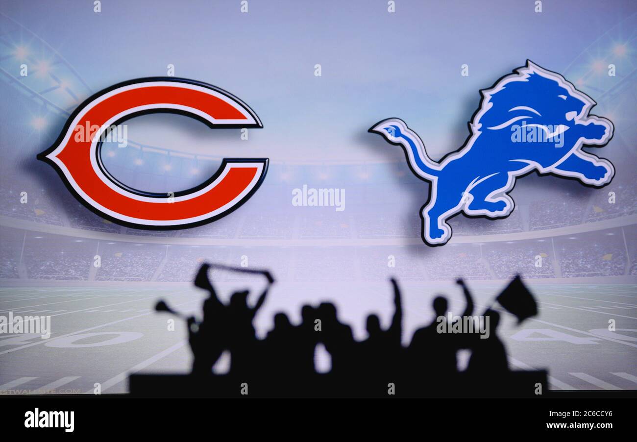 Chicago Bears vs. Detroit Lions. Supporto dei fan su NFL Game. Silhouette di tifosi, grande schermo con due rivali in background. Foto Stock